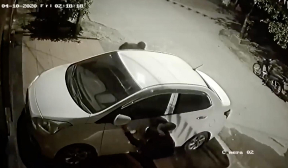 Hyundai Grand i10 bị 2 kẻ gian vặt gương giữa dịch virus Covid-19