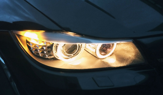 Hướng dẫn cách bật đèn pha ô tô dành cho người mới lái xe