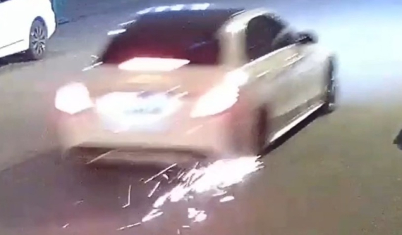 Chiếc Mercedes-Benz C200L bị tháo 1 bánh để ngăn người đàn ông say rượu lái xe nhưng không thành