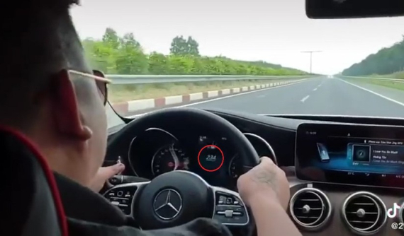 Tài xế lái Mercedes-Benz ở vận tốc 234 km/h trên cao tốc Long Thành - Dầu Giây bị phạt 7,5 triệu đồng