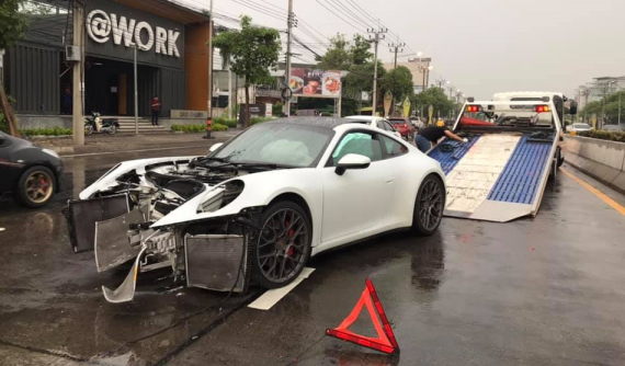 Chế độ lái Wet Mode "bất lực" khiến Porsche 911 đời mới nhất nát bét đầu xe sau tai nạn ở Thái Lan trong chiều mưa