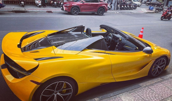 Đây chính là chiếc McLaren 720S Spider đầu tiên lăn bánh trên đường phố Việt Nam