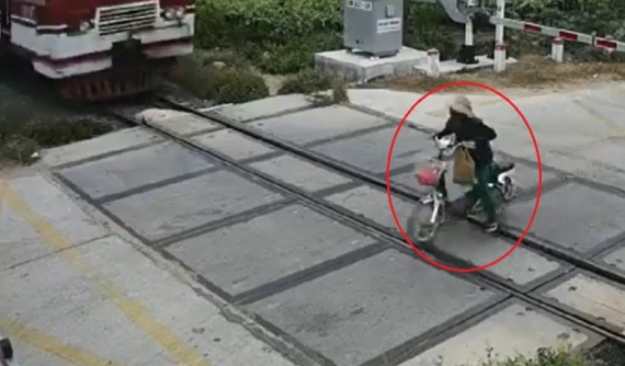 Video: Cố băng qua đường ray, người phụ nữ đi xe đạp điện bị tàu hỏa tông tử vong tại Ninh Thuận