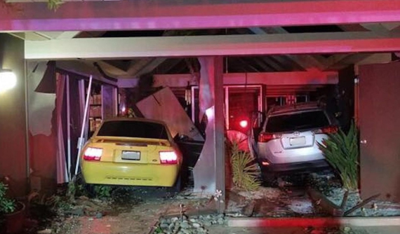 Tai nạn khó tin: "Tài xế điên" lái 2 chiếc ô tô tông vào cùng 1 ngôi nhà trong 1 đêm