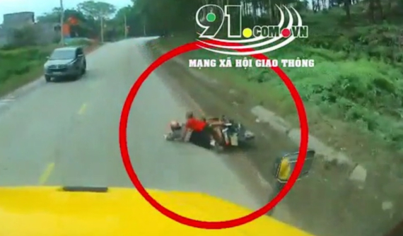 Video: Tài xế xe container đánh lái “xuất thần” cứu sống 3 mẹ con đi xe máy ngã ra đường