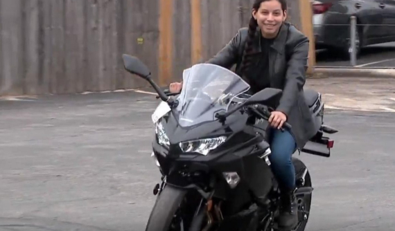 Bị kẻ gian lấy cắp mô tô, nữ y tá chống dịch Covid-19 được tặng xe Kawasaki Ninja 400 "đập thùng"