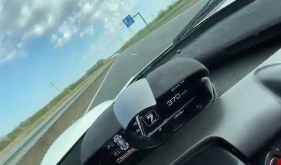 Chứng kiến siêu xe Ferrari LaFerrari vượt ngưỡng 370 km/h trên cao tốc Autobahn
