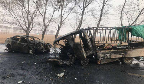 2 ô tô con tông nhau rồi đối đầu xe tải khiến 11 người chết thảm