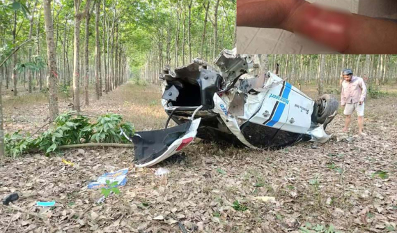 Bình Dương: Lao vào rừng cao su, ô tô Chevrolet Cruze nát bét mà người lái chỉ bị bỏng ở tay