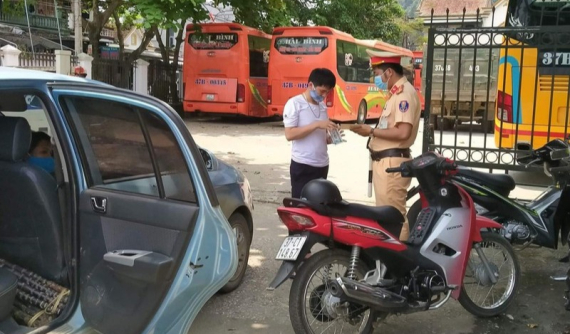 Bất chấp lệnh cấm, tài xế vẫn “ngụy trang” hành khách thành người nhà để chở từ Hà Nội về Nghệ An