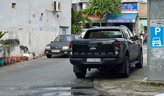 Từ 1/7, ô tô đỗ nửa xe trên vỉa hè sẽ không bị phạt