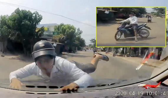 Video: "Soái ca" sơ mi trắng "drift" xe máy điệu nghệ trước khi đâm thẳng vào đầu xe ô tô