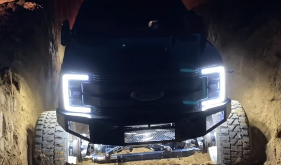 Chiếc Ford F-350 "đen đủi" nhất thế giới: Liên tục bị chủ nhân hành hạ, mới nhất là chôn xuống đất làm boong-ke