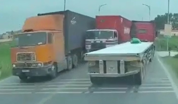 Video: 2 xe container đua nhau vượt ở khúc cua tại Hải Dương khiến 3 chiếc ô tô chèn kín mặt đường