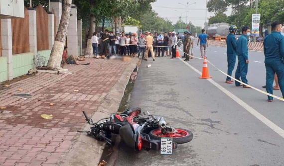 Bình Dương: Xe côn tay Suzuki Raider 150 trượt dài trên đường, thanh niên văng lên vỉa hè, tử vong