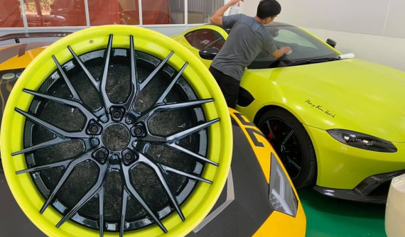 Trong lúc chờ bàn giao siêu phẩm McLaren Senna, doanh nhân quận 12 độ "nhẹ" hơn 300 triệu đồng cho Aston Martin V8 Vantage