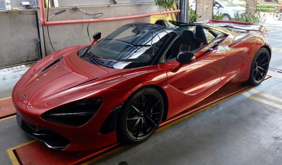 McLaren 720S Spider màu đỏ độc nhất Việt Nam lần đầu dạo phố để đi làm đẹp