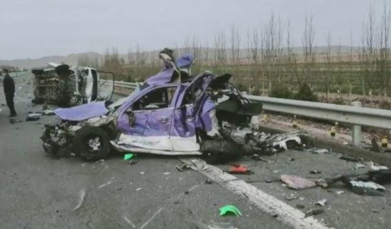 Nữ y tá nguy kịch sau khi bị xe tải tông vào trong lúc tham gia giải cứu tai nạn ô tô nghiêm trọng