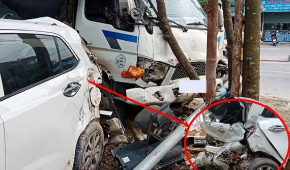 Thái Nguyên: Xe tải mất lái ở ngã tư lao lên vỉa hè tông bẹp dúm xe Hyundai i10 và hai xe máy