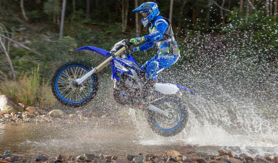 Cào cào 6 số Yamaha WR155 có thể đạt được vận tốc tối đa đến 151km/h trên bàn thử