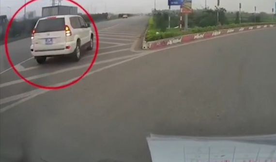 Video: Toyota Land Cruiser Prado biển xanh đi lùi trên cao tốc Nội Bài - Hạ Long, tài xế có thể bị phạt 18 triệu đồng