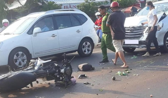 Đắk Lắk: Xe máy tông trực diện vào ô tô 7 chỗ, một người nguy kịch