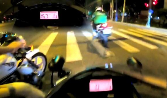 Nhóm biker vượt đèn đỏ "chạy chốt" phóng 157km/h và đăng video lên mạng khoe chiến tích