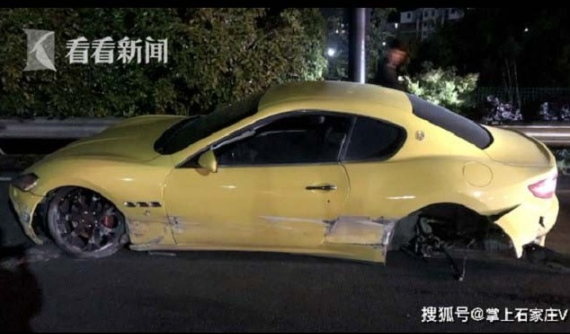 Ô tô hạng sang Maserati gặp nạn trong hầm, rụng cả bánh sau, người lái "méo mặt" vì tiền sửa xe