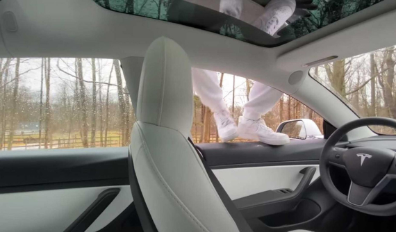 Đây là chuyện xảy ra nếu người lái nhảy ra khỏi xe Tesla khi kích hoạt hệ thống Autopilot