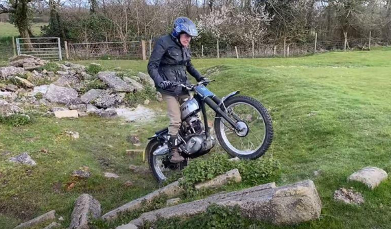 Video: Cụ già 86 tuổi "bốc đầu" xe địa hình dễ như ăn kẹo khiến giới trẻ "ngả mũ" kính nể