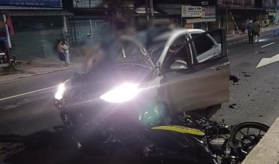 Bình Phước: Chạy ngược chiều, thanh niên đi xe côn tay Suzuki Satria F150 đối đầu ô tô, tử vong trên nắp ca-pô