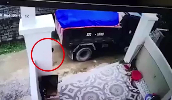 Nghệ An: Tài xế lùi ô tô tải tông tử vong bé trai, xuống xe xóa dấu vết rồi bỏ trốn