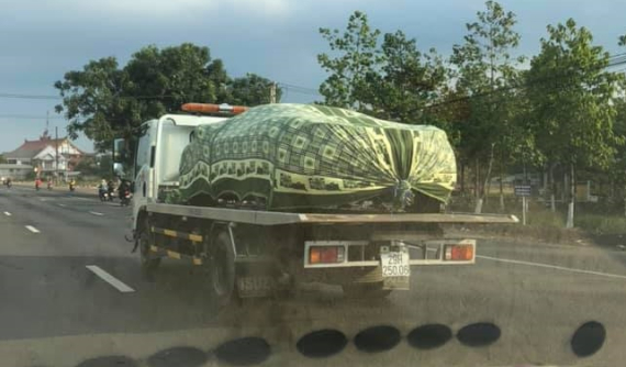 Nhìn ảnh này liệu bạn có đoán đúng siêu xe nào đang trùm bạt nằm trên xe chuyên dụng?