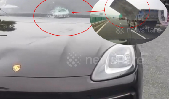 Video: Tấm ván bay từ thùng xe tải đập bể kính chắn gió xe Porsche đang chạy trên cao tốc