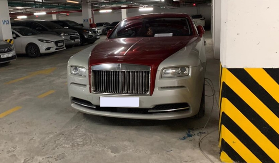Hà Nội: Rolls-Royce Wraith đỗ xe trong hầm bị "xích chân" khiến cư dân mạng thích thú