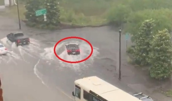 Tài xế liều mình phi thẳng siêu xe McLaren 600LT vào dòng nước ngập sâu và cái kết