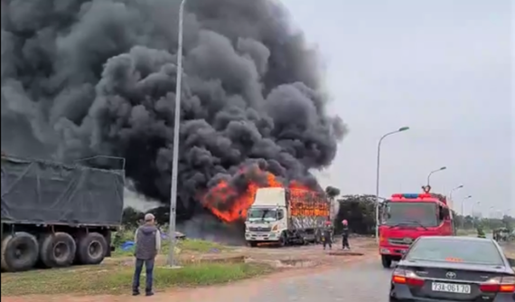 Quảng Bình: Ô tô tải chở hàng chục chiếc xe máy mới xuất xưởng đang đỗ bên đường bất ngờ bốc cháy dữ dội
