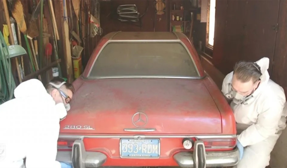 Xem cảnh chiếc Mercedes-Benz 280 SL được mang ra rửa dọn sau 37 năm nằm trong garage