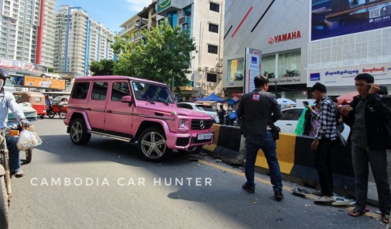 Mercedes-Benz G-Class màu hồng nữ tính bể mâm sau khi tông xe máy và dải phân cách