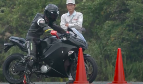 Mô tô điện Kawasaki EV Endeavor sắp ra mắt có màn thể hiện sức mạnh cực ấn tượng trên đường đua