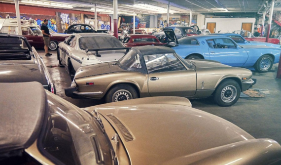 Khám phá xưởng chế tạo xe "nhái" lớn nhất thế giới, chuyên cung cấp ô tô cho phim Hollywood