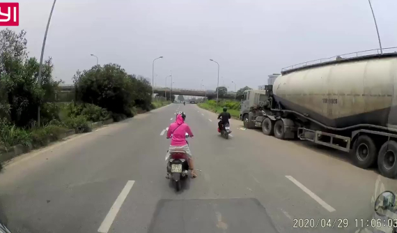 Hà Nội: Nữ "ninja" điều khiển xe máy bất ngờ quay đầu, dừng xe nhặt đồ khiến tài xế xe tải đạp phanh "cháy đường"