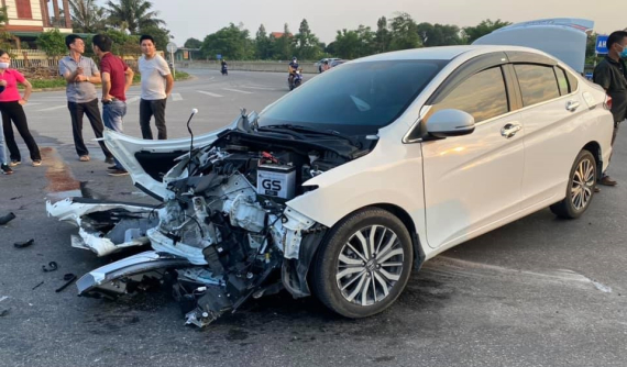 Quảng Bình: Honda City do nữ lái tông vào đuôi xe bồn khiến đầu xe nát bét, người lái không bị thương