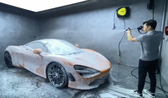 Không chỉ có cầu nâng xịn sò, garage của Cường "Đô-la" còn có chỗ rửa xe rất chuyên nghiệp