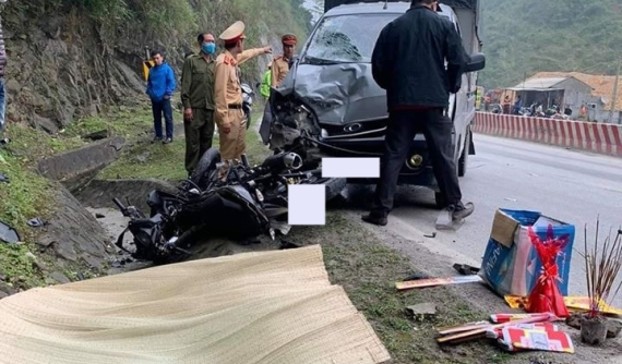 Hoà Bình: Yamaha Exciter va chạm với xe tải nhỏ trên đèo Thung Khe, 2 "phượt thủ" thương vong