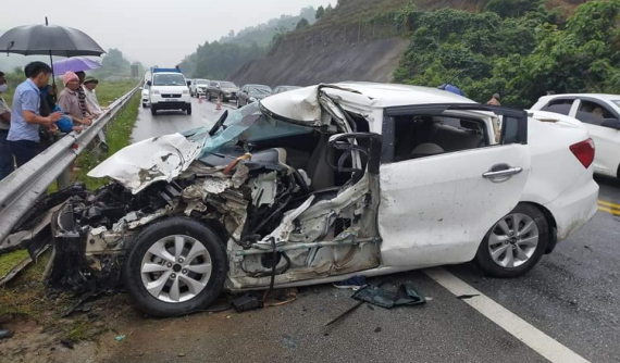 Tai nạn liên hoàn giữa 3 ô tô trên cao tốc Hà Nội - Lào Cai, 2 tài xế phải nhập viện