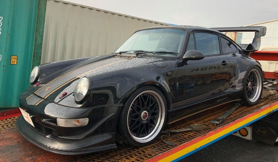 Giới mê xe Việt "hố hàng" với ảnh khui công xe Porsche 930 Turbo có gói độ cực khủng