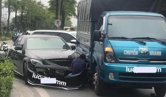 Hà Nội: Vụ va chạm giữa xe tải với xe Mercedes-Benz này khiến cư dân mạng tranh cãi dữ dội
