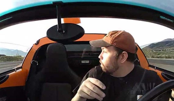 Chủ xe Lotus Elise thót tim khi thấy phần mui "tung bay trong một nốt nhạc"