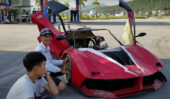 Hài hước các chàng trai Việt Nam tự chế siêu xe Ferrari bằng bìa cứng với chi phí 2 triệu đồng